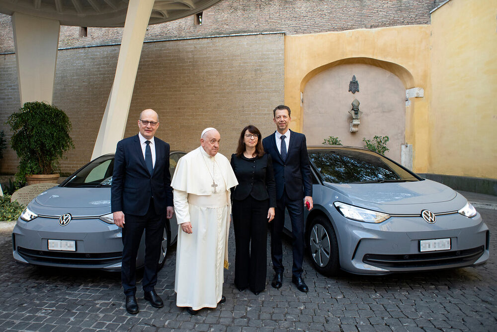 Volkswagen elektrifikuje flotilu vozidiel Vatikánu