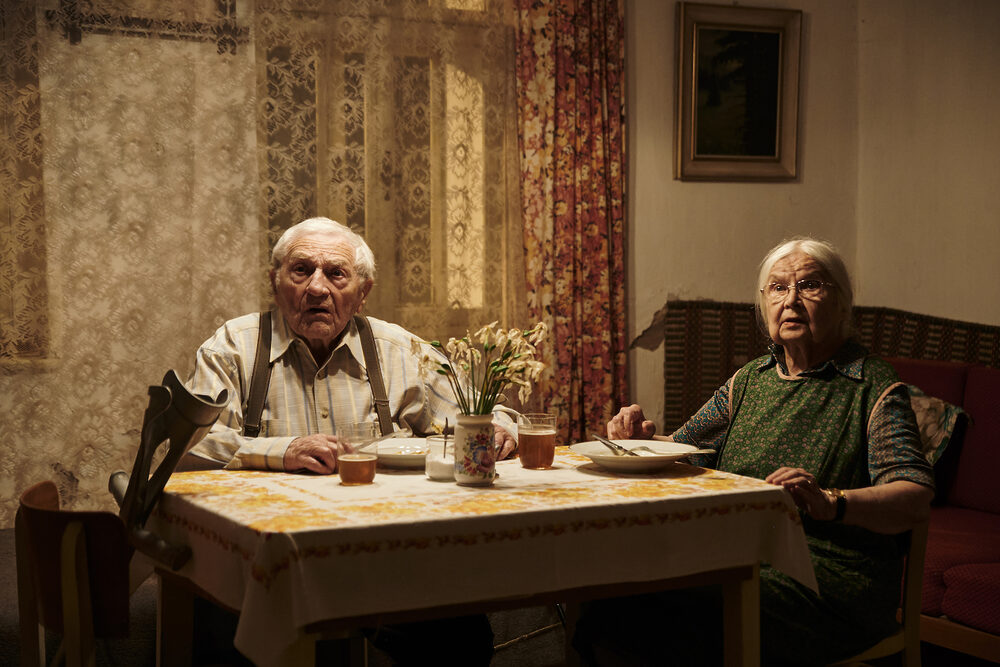 Do kín prichádza neuveriteľný skutočný príbeh o sériových vrahoch seniorov: Manželia Stodolovci